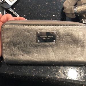 Micheal kors gray/silver wallet